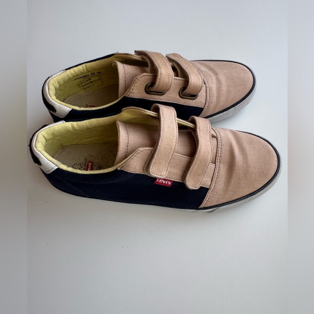 NEW Levi's Beige and Navy Men’s textile shoes, size 7US